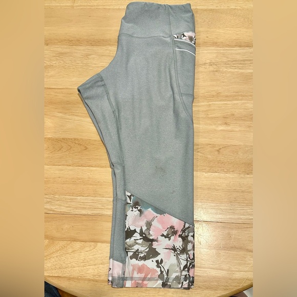 5/$20 RBX cropped leggings, plus size 1x floral print detail with pockets - Picture 6 of 9